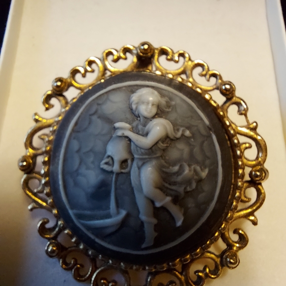 Cameo Brooch or Pendant, Boy w/ Waterpitcher, Goldtone, Unbranded. - Picture 5 of 13